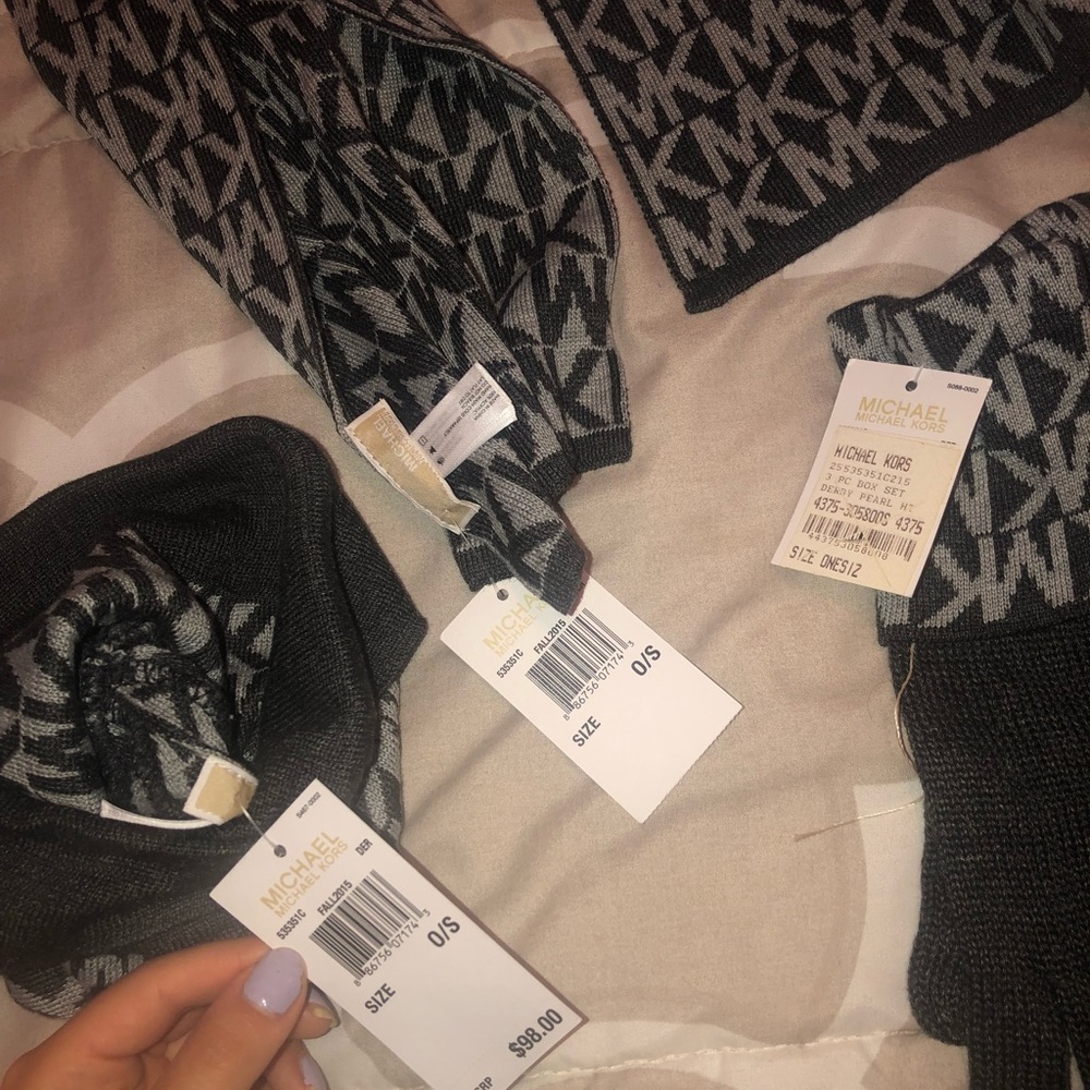 MICHAEL KORS SCARF HAT AND GLOVE SET! - Picture 2 of 3